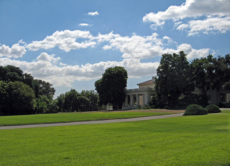 Looking toward the Huntington Gallery3200