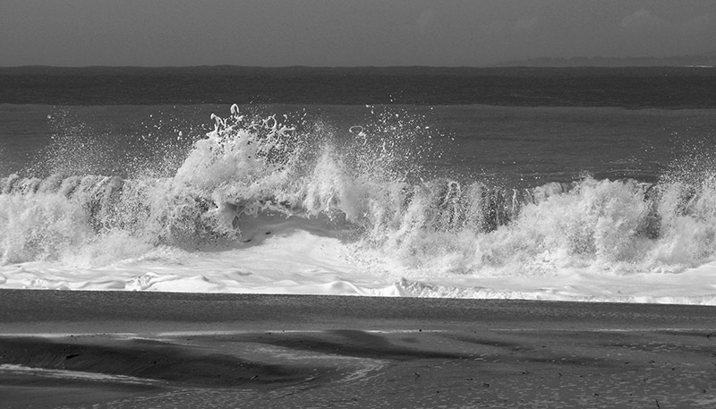 Frothy waves 3619bw.jpg