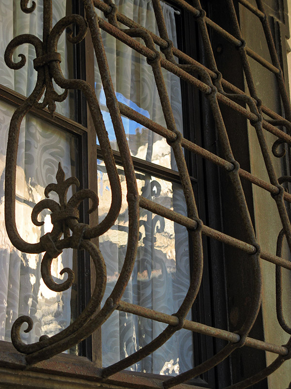 Iron windowgrill, Chiesa di San Lorenzo Cloister5701