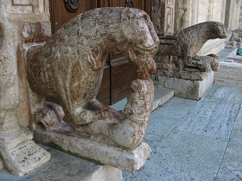 Lions at the door of San Rufino6234