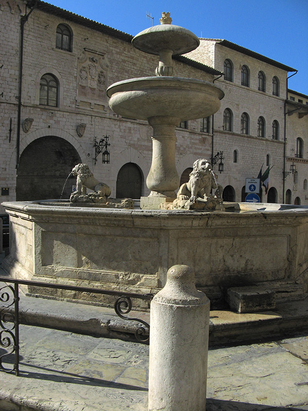 18th Century Fountain on Piazza del Comune6260