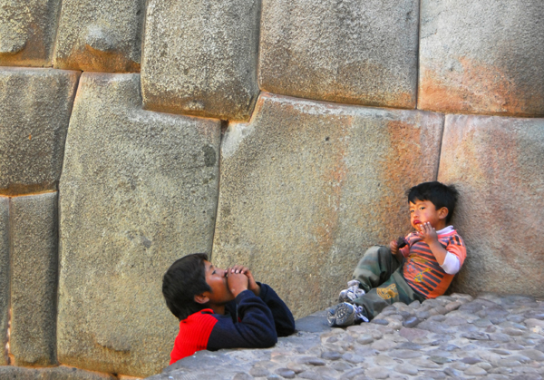 Kids hanging out by an Inca stone wall, Hathunrumiyoq