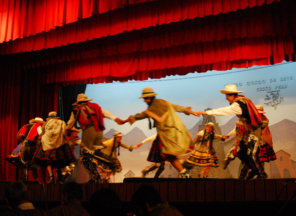 Traditional dancing, Centro Qosqo de Arte Nativo