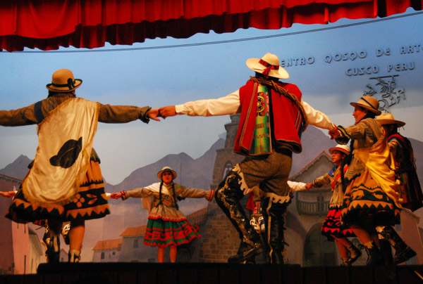 Traditional dancing, Centro Qosqo de Arte Nativo