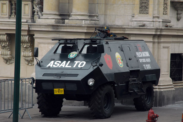 Asalto - Policia Nacional armored vehicle, Plaza de Armas