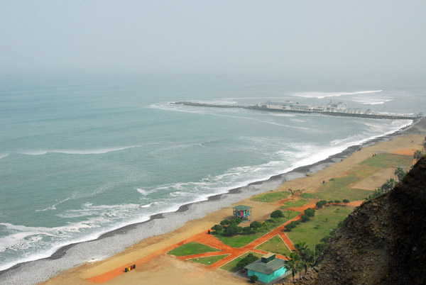 Pacific coast looking north from Larcomar, Lima