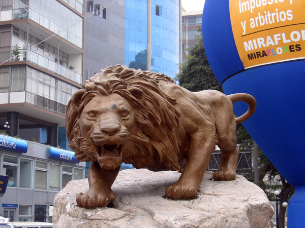 Lion statue, Av Jose Pardo, Miraflores