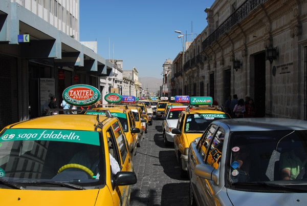 Traffic in Arequipa's old town - Alvarez Thomas Cdra 2