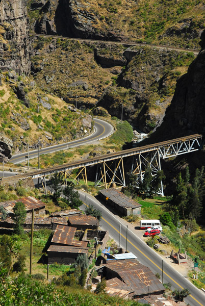 Railway bridge crossing the Carretera Central km 100