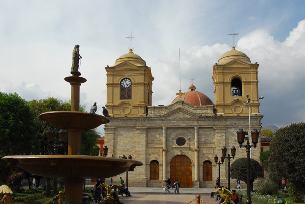 Plaza de la Constitucin, Huancayo Cathedral