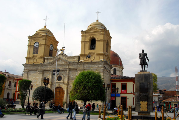 Plaza de la Constitucin, Huancayo Cathedral