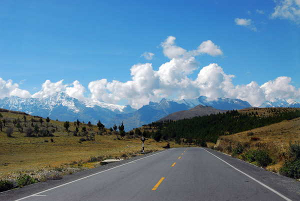Road to Cusco with the Cordillera Vilcabamba