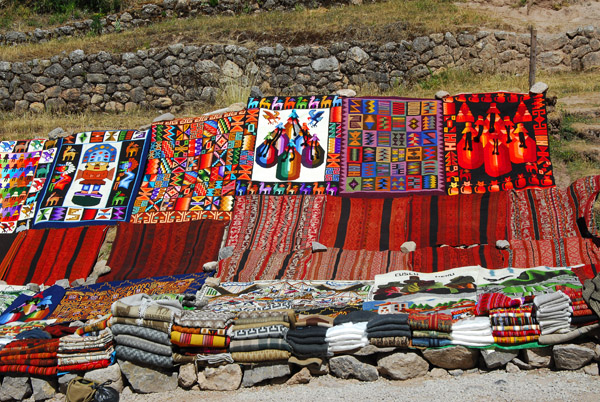 Colorful handicrafts - blankets and carpets, Tambomachay