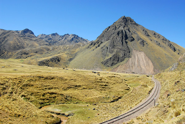 Peru Rail climbing to Abra La Raya