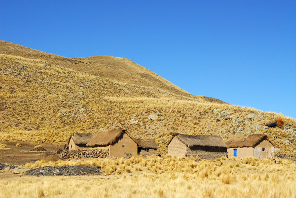 Thatched houses on the road to Lampa