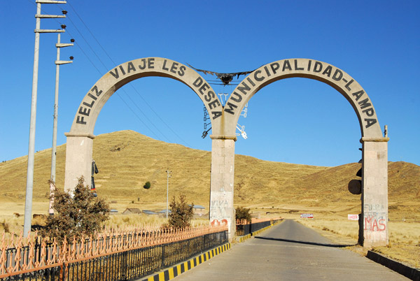 Arches marking the end of town, Lampa