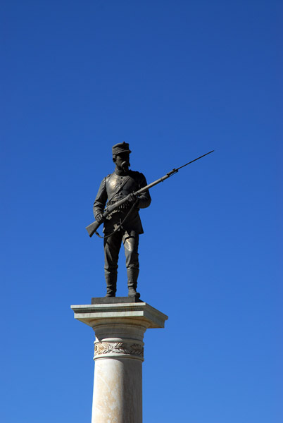 Manuel Pino memorial, Puno