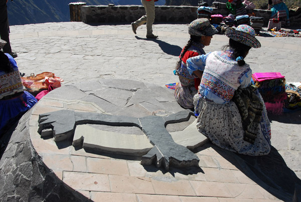 Indigenous women waiting for tourists, Cruz del Condor