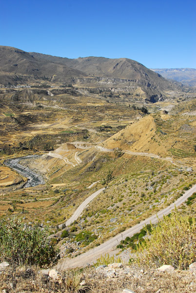 Road leading to the Puente Maca Lari across the Colca River