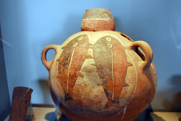Pottery vase with fish, Museo Didactico Antonini, Nazca