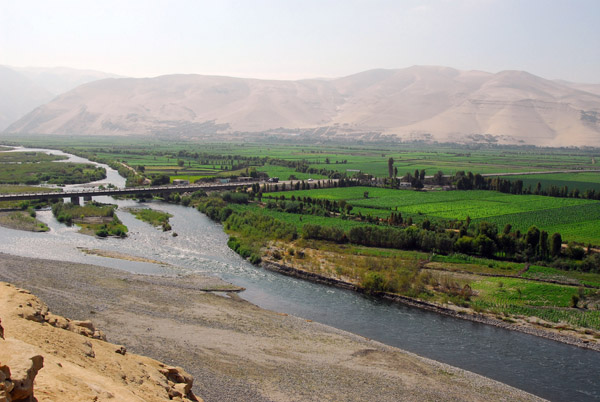 View of the Rio Camaná from Mirador del Inca
