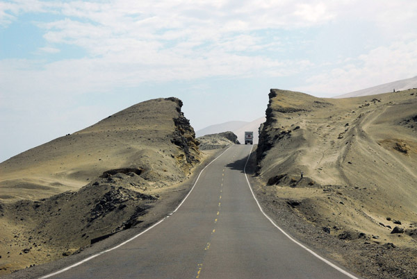 Carretera Panamericana passing through a cut