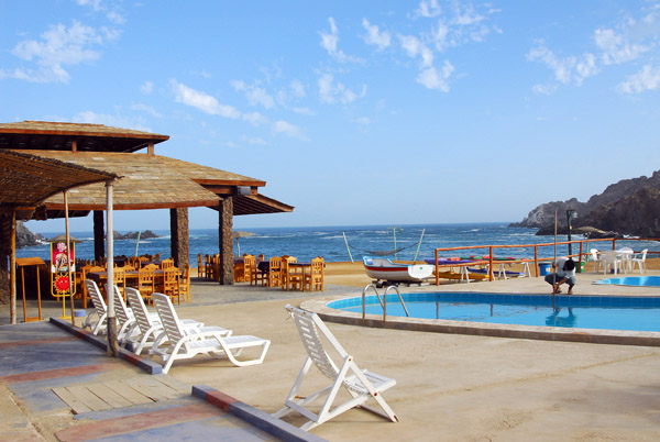Pool and bar/restaurant, Puerto Inka