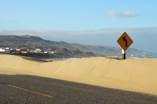 Dunes eating a roadside along the Panamerican Highway