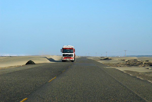 Shocking, a Peruvian truck driving in his own lane!
