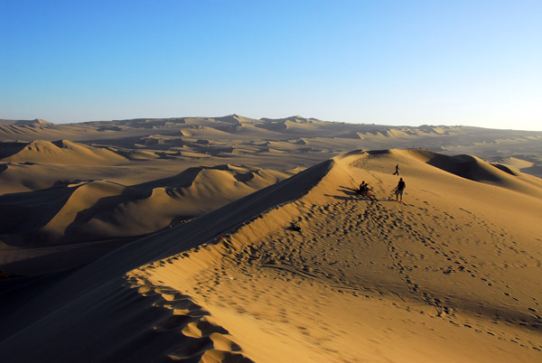 Late afternoon in the dunes around Huacachina