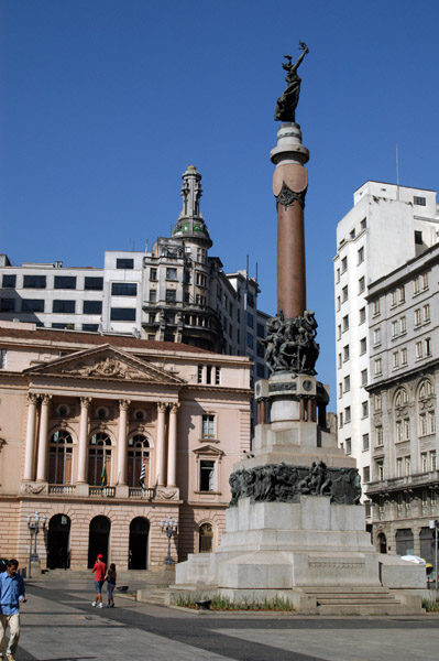Ptio do Colgio with its Founder's Monument