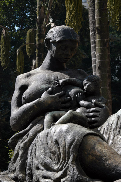 Statue of a nursing mother, Praa de Paiand
