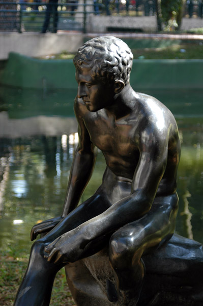 Sculpture - young male nude - Praa da Repblica