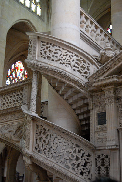 Spiral staircase engraved Ascende tu qui évangelizassion Saint-Étienne-du-Mont