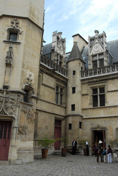 Courtyard of the Hôtel du Cluny (late 15th C)
