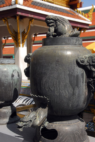 Bronze urn, Wat Phra Keo