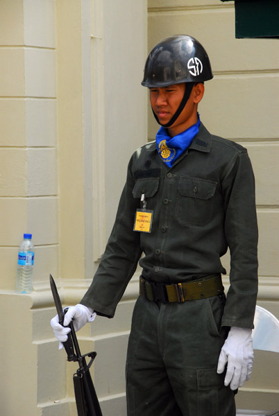 Thai soldier guarding the Grand Palace