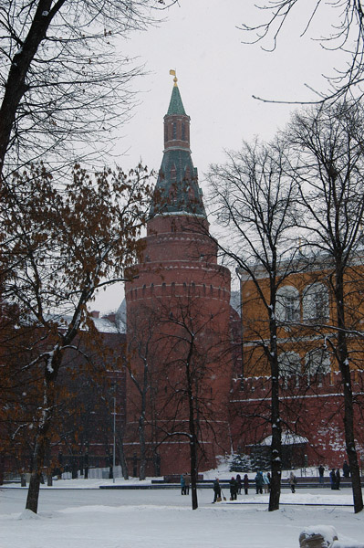 Alexandrovsky Gardens along the western wall of the Kremlin in winter