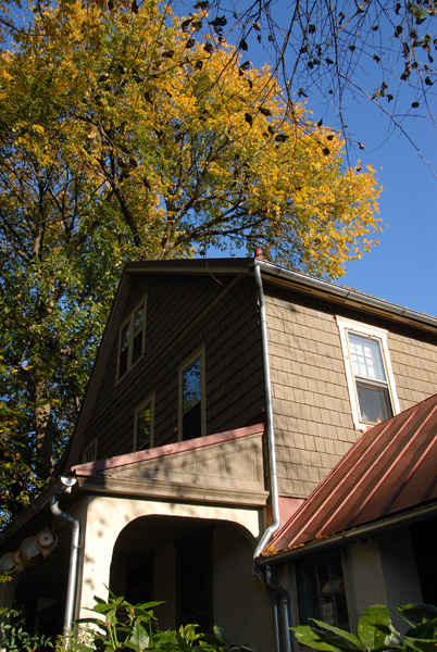 Annapolis house with fall foliage