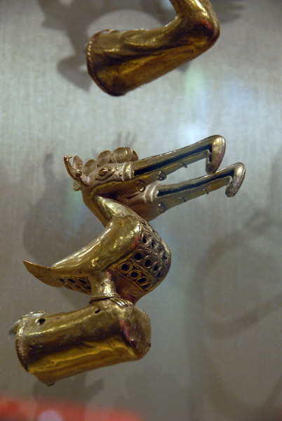 Gold staff head/finial with double-headed pelican, Zen culture, Colombia, 500-1500 AD