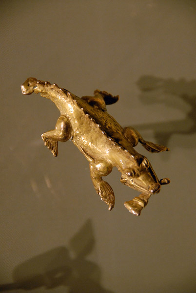 Gold alligator pendant, Chiriqu culture, Panama 1000-1500 AD