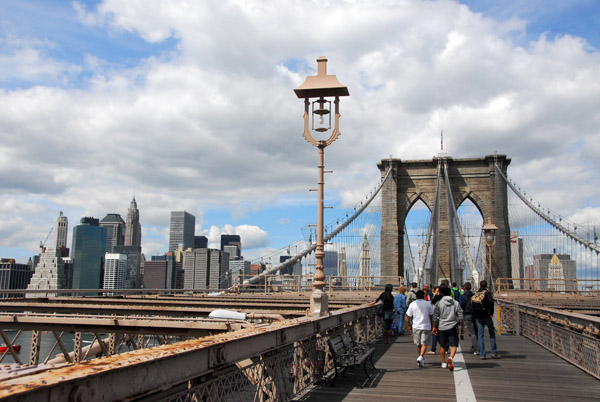 Pedestrian walkway above the traffic in the center of the Brooklyn Bridge