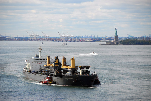 Cargo ship MS Alice Oldendorff with the Statue of Liberty