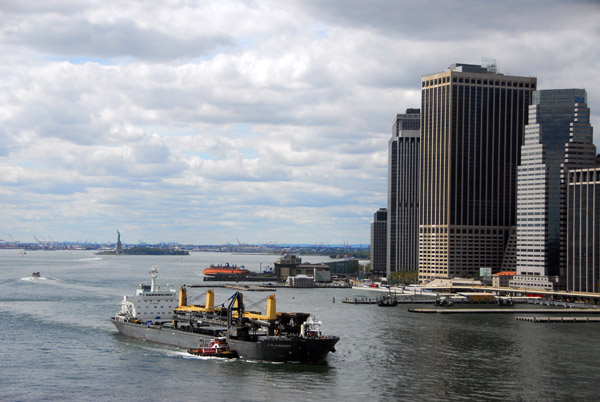 MS Alice Oldendorff sailing up the East River past Lower Manhattan