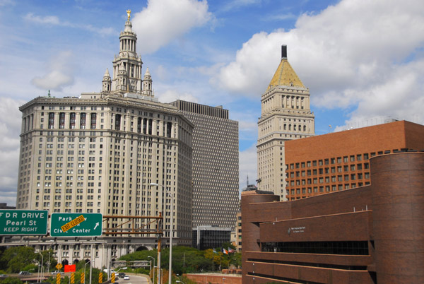 View of the Manhattan Municipal Building from the walkway on the Brooklyn Bridge