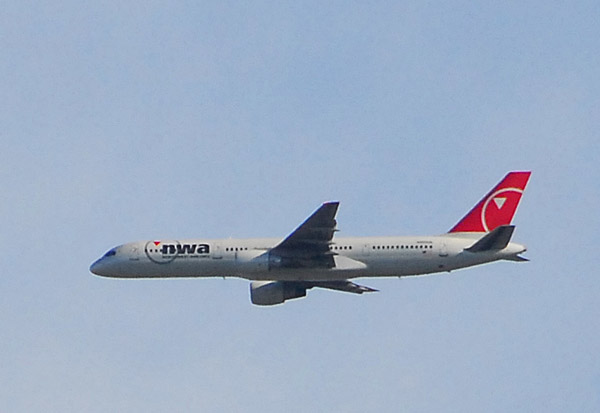 Northwest Airlines B757 headed up the East River to LaGuardia