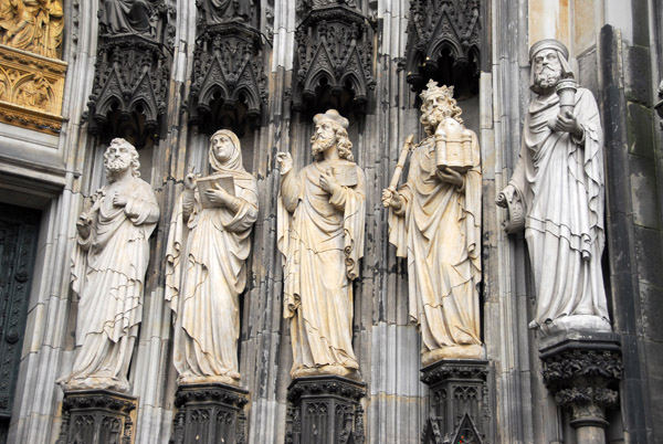 Figures on the right side of the Hauptportal - Kölner Dom