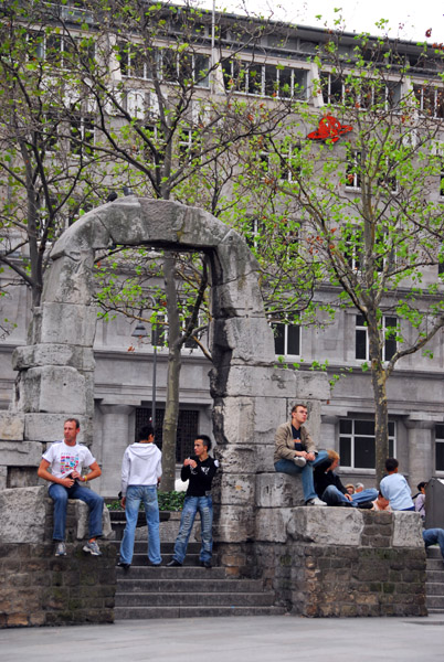 Roman arch in front of Cologne Cathedral