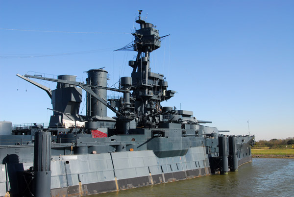 Battleship Texas displaces 27,000 tons