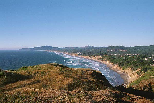 View of the Oregon Coast looking north from Yaquina Head